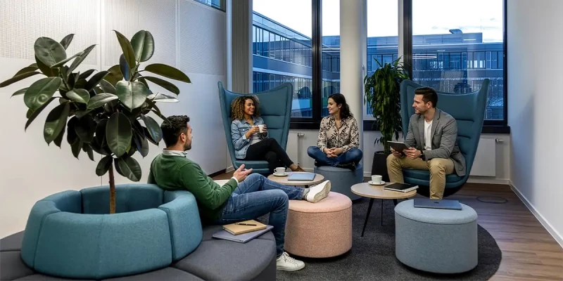 Multifunktionaler Raum mit flexiblen Polstermöbeln, der Kommunikation fördert