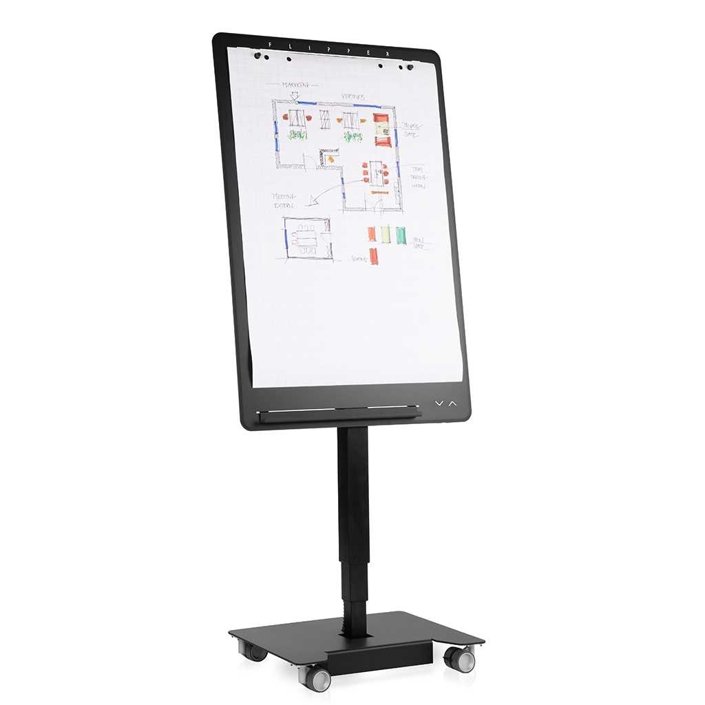 Höhenverstellbarer Flipchart Schwarzer Flipchart in modernem Design. Elektrisch höhenverstellbar. Mit integrierter Stiftablage. Auf Rollen für Mobilität. Auf dem Flipchart ein Papier mit einer Skizze.