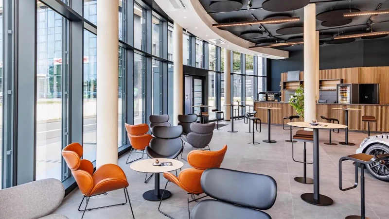 Black Falcon – Lounge mit Barbereich an Fensterfront