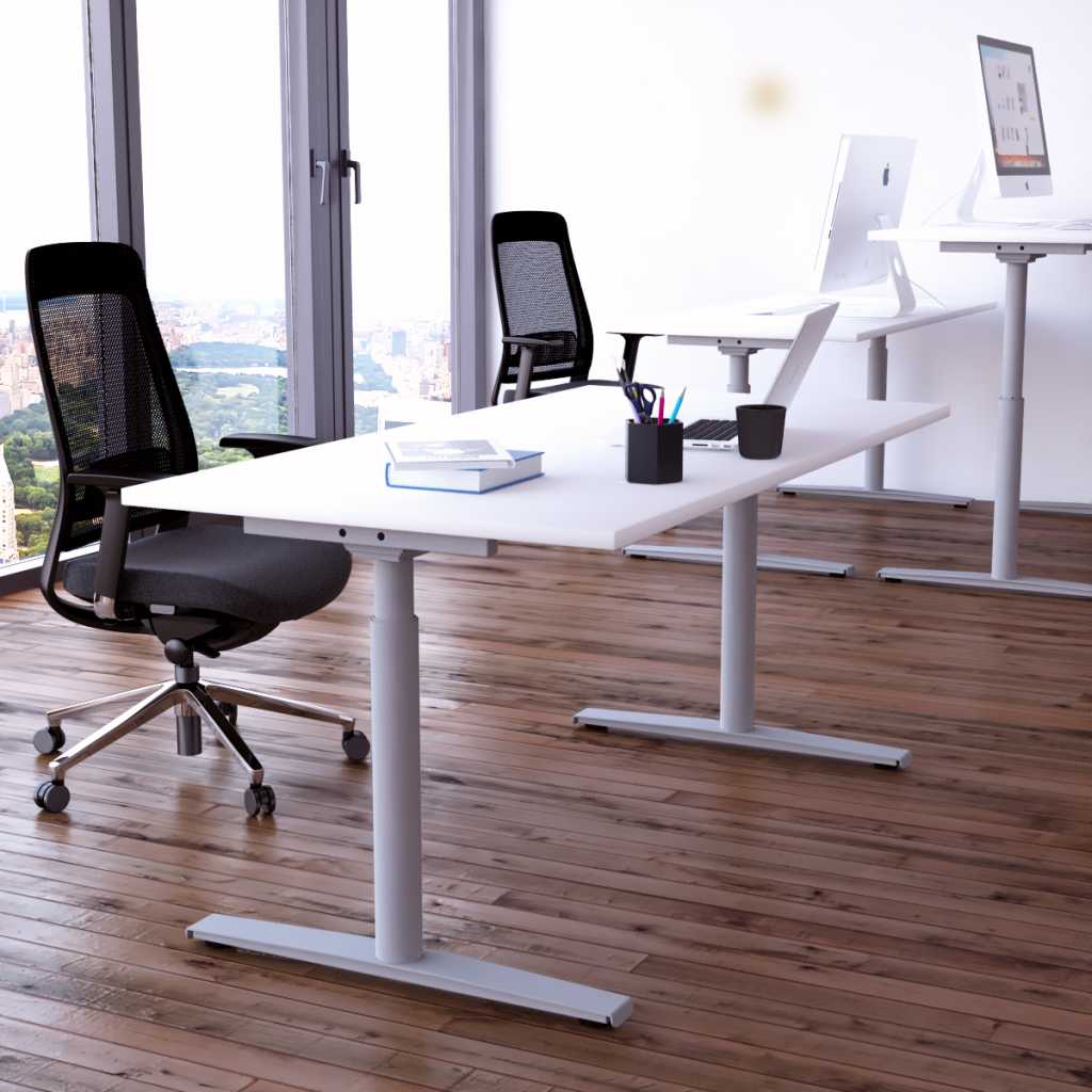 Schreibtisch für Computer Zwei Schreibtische mit weißen Platten und grauen Füßen nebeneinander. Dahinter schwarze Computersessel. Rechts im Hintergrund ein weißer Stehtisch.