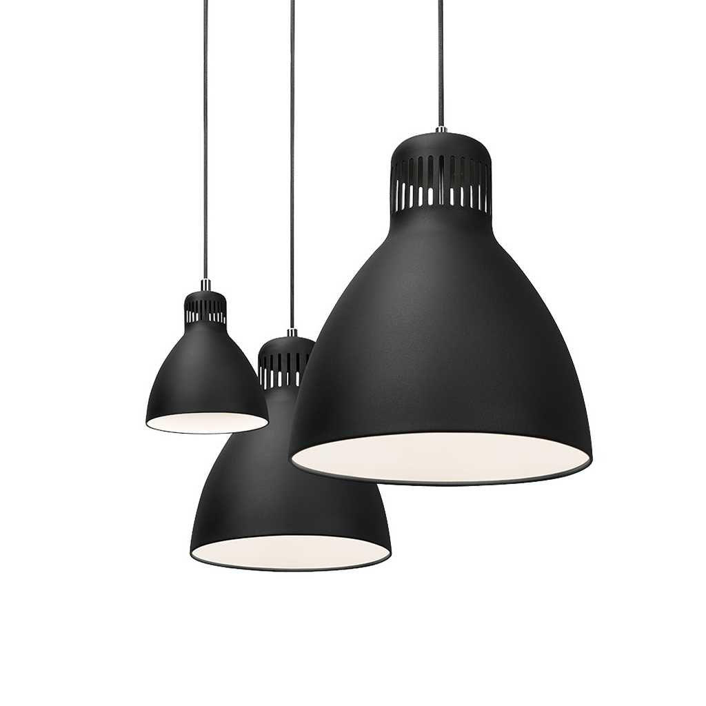 Drei schwarze Pendelleuchten an Kabeln in verschiedenen Größen mit runden, schlichten Lampenschirmen und mit einem zeitlosen Design
