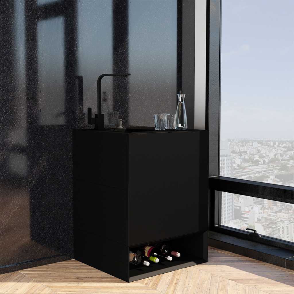 Miniküche für einen Besprechungsraum. Miniküche als Erfrischungsstation mit Spülbecken und Kühlschrank, unten ein Fach mit Weinflaschen. Auf der Ablage stehen zwei Gläser und eine Glaskaraffe.