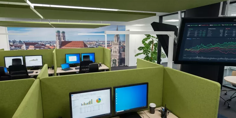 Arbeitsplätze vor beleuchtetem Wandbild