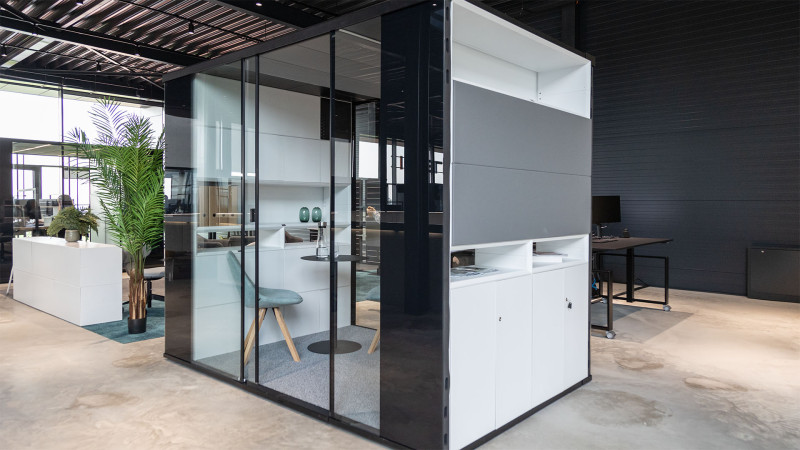 media/image/Raumsystem-MasterPod-M-Talk-Room-Polsterstuehle.jpg