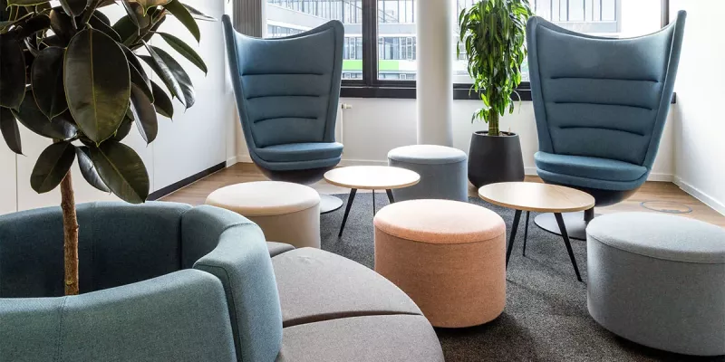 Bürolounge mit Highbacksesseln