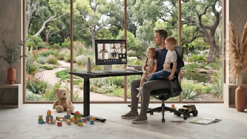 Mann sitzt mit seinen zwei Kindern auf dem MasterChair Flex in Homeoffice-Umgebung