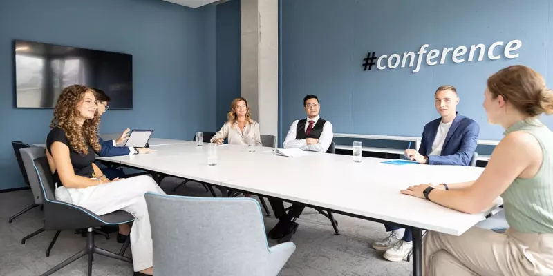 Konferenzraum mit blauen Wänden