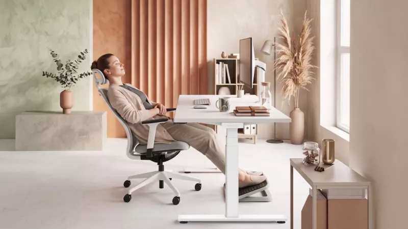Frau sitzt entspannt auf dem MasterChair Flex