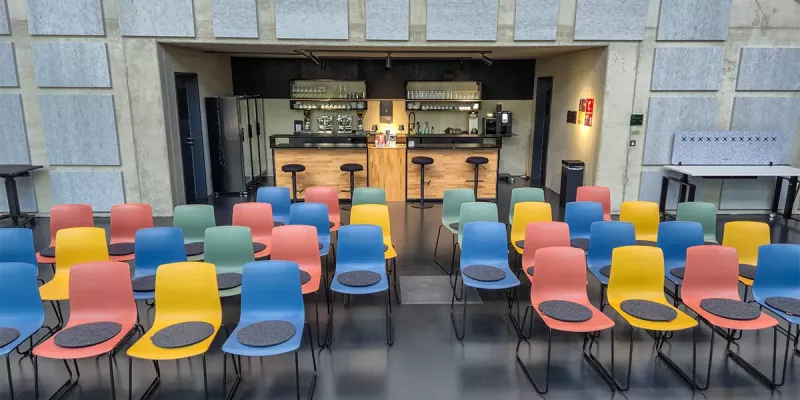 Großer Raum mit freien Sitzplätzen und Workcafé