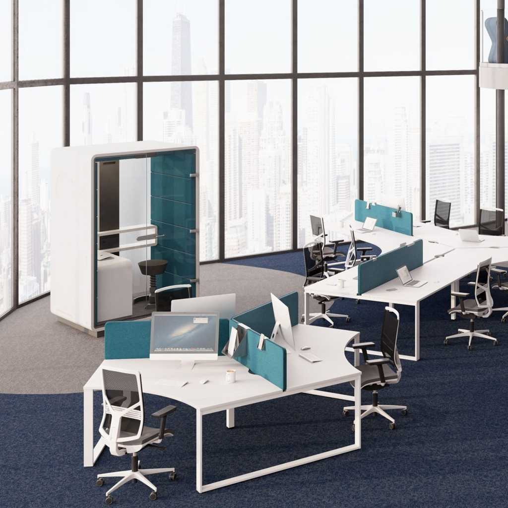 Großraumbüro mit Teamarbeitstischen und einem Raum-Im-Raum-System Blick in ein Großraumbüro mit weißer Möblierung. Vorne ein dreier Teamarbeitsplatz, hinten ein großer Arbeitsplatz für neun Personen. Im Hintergrund links das Raum-im-Raum-System. Würfelförmig, innen mit Arbeitsplatz. Nach außen an zwei Seiten verglast, davon ein Teil Tür.