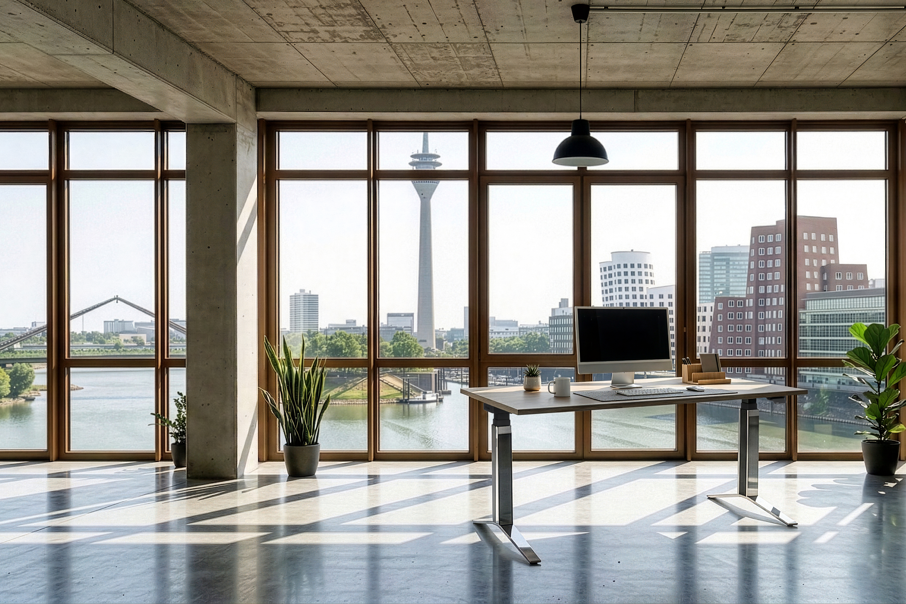 Höhenverstellbarer Schreibtisch im Designbüro – Inwerk Ergonomie-Kaufberater