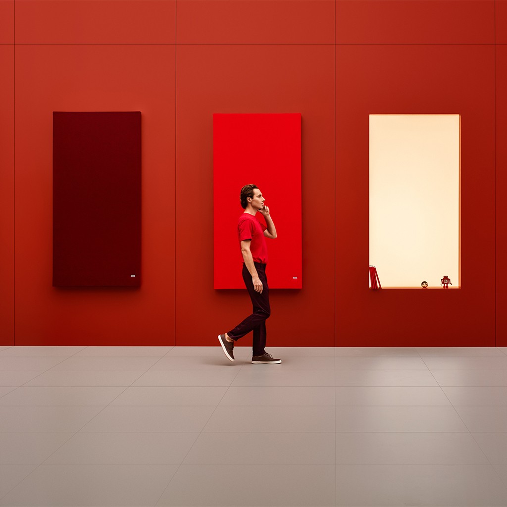 Moderne Wandabsorber Große rote Wandabsorber zur Akustikdämmung in einem Büroflur.
