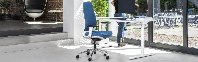 Ergonomischer Bürodrehstuhl Teamo Plush Plus mit Nackenstütze in blau