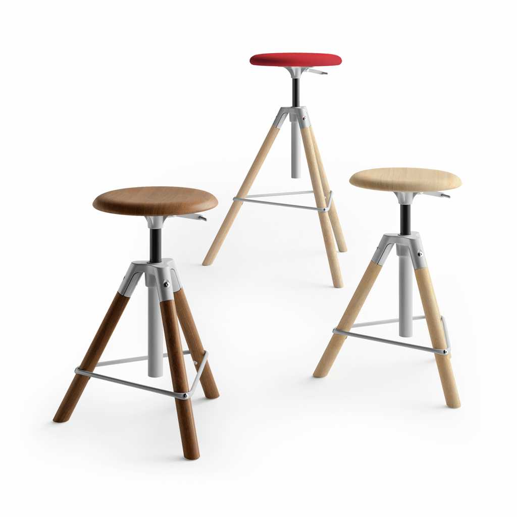 Hocker Schemel Drei Schemel oder Hocker. Dreibeinig zum drehen.