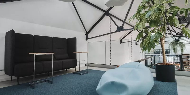 Loungebereich auf Empore mit Sitzsack und Highbacksofa