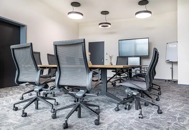 Klapp-und rollbare Tische als Meetingarrangement