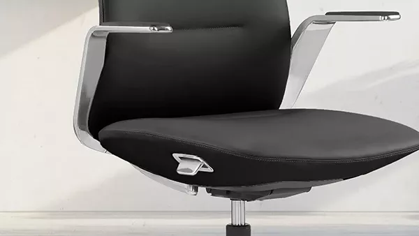 Konferenzstuhl Expansio 2 mit im Sitz eingebautem Schalter