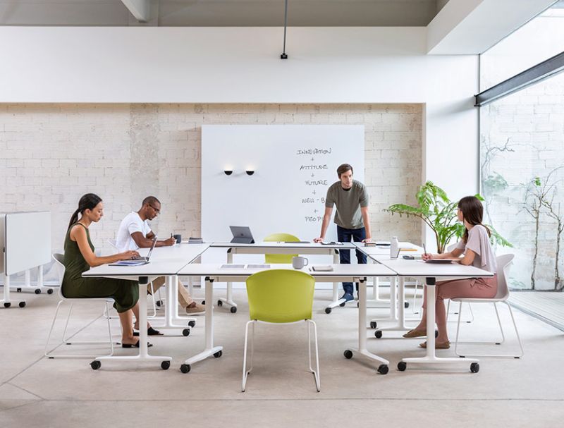 Inwerk x Actiu – Klapptisch A-Ability und Stapelstuhl A-Variety mit Kufengestell in Kombination