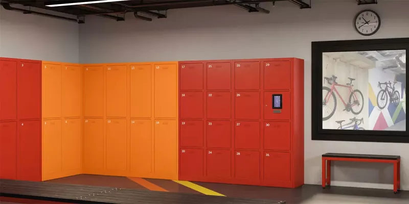 Umkleide mit gesicherten Spinden in Rot und Orange