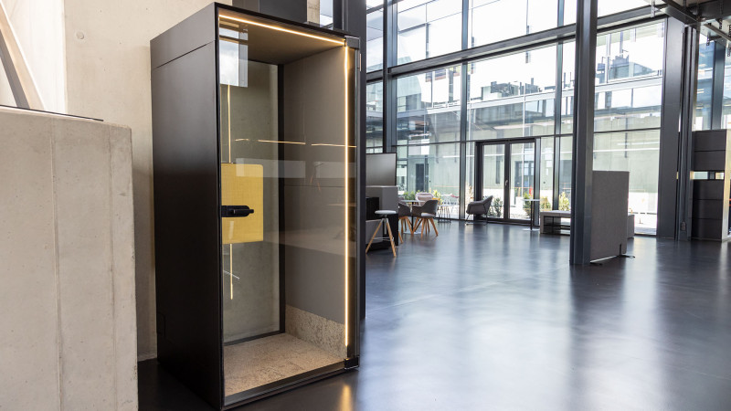 Telefonzelle Phonix® in der Inwerk Ausstellung New Work-Work Café