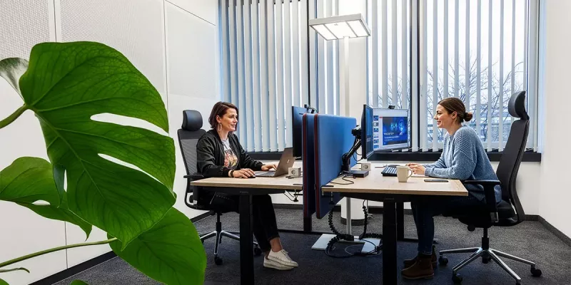Büro mit zwei ergonomisch ausgestatteten Arbeitsplätzen 