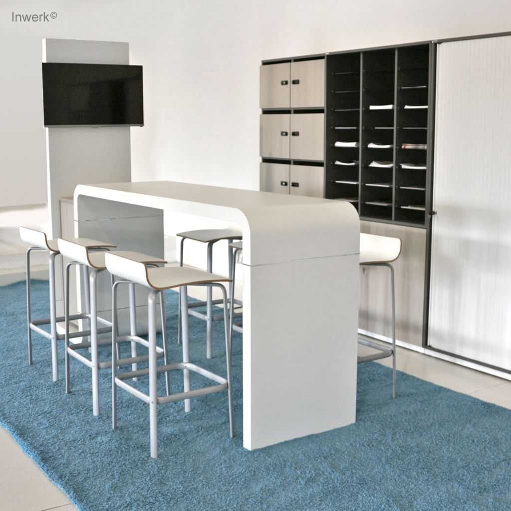 Steh-Beraterplatz Medienmöbel Beraterplatz. Weißer länglicher Stehtisch mit integriertem Monitorhalter. Am Tisch stehen 6 Hocker. Im Hintergrund ein großer Schrank. Ein blauer Teppich unter dem Beraterplatz.