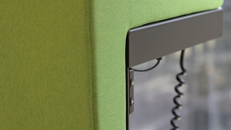 Telefonzelle Phonix® mit elektrisch höhenverstellbarem Steh-Sitz-Hocker und Elektrifizierung