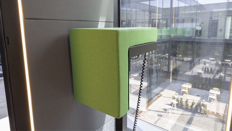 Telefonzelle Phonix® mit elektrisch höhenverstellbarem Steh-Sitz-Hocker