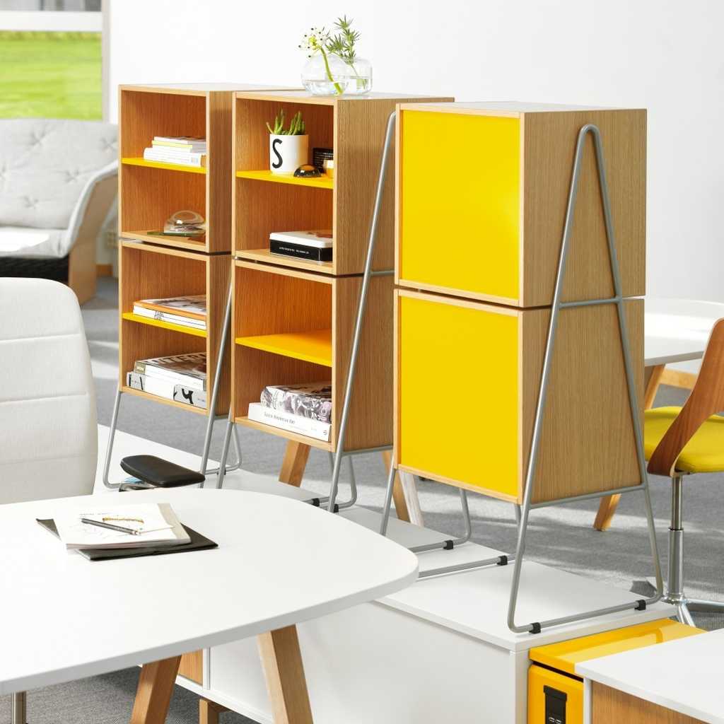 Modernes Büroregal mit gelber Rückwand und gelben Einlegeböden. 