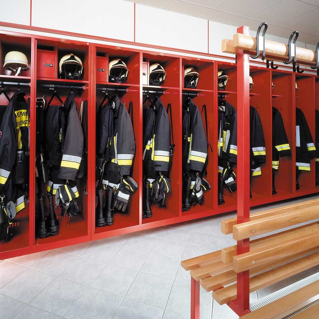 Spezialspinde für besondere Zwecke Feuerwehrumkleideraum mit roten Spezialspinden.