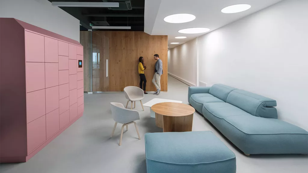 Smartlocker im modernen Büro für Desksharing und persönliche Aufbewahrung