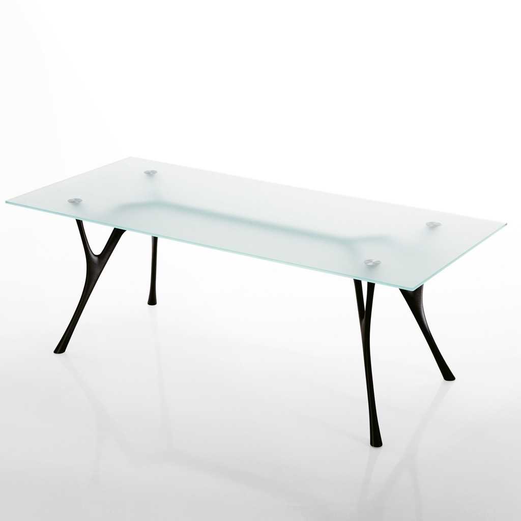 Schreibtisch mit schwarzen Metallgestell und leicht satinierter Glasplatte