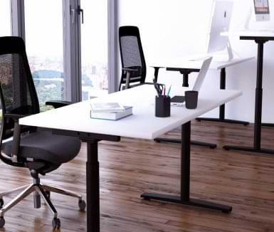 Schwarz weißer Bürotisch mit Bürostühlen